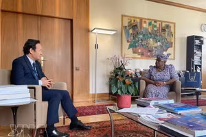 El embajador Mai Phan Dung, representante permanente de Vietnam ante la Organización Mundial del Comercio (OMC) en Ginebra, en la reunión con la directora general de la OMC, Ngozi Okonjo-Iweala. (Foto: VNA)