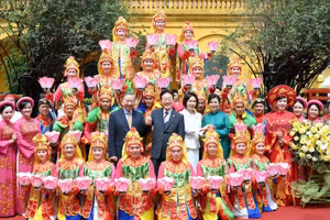  El secretario general del PCV y presidente de Vietnam, To Lam, y su esposa Ngo Phuong Ly, junto con el presidente de Corea del Sur, Lee Jae Myung, y su esposa Kim Hye Kyung, posan con artistas participantes en el programa. 