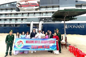 Turistas internacionales en el puerto de Quy Nhon. (Foto: VNA)
