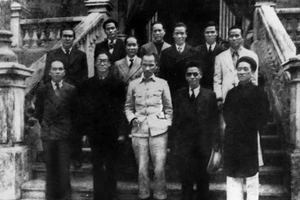 El presidente Ho Chi Minh y los miembros del Consejo de Gobierno Provisional de la República Democrática de Vietnam se presentan tras la primera reunión, en la mañana del 3 de septiembre de 1945. (Foto: VNA)