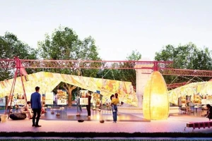 Una exposición única realizada con papel Do tradicional y materiales reciclados en el jardín de flores de Dien Hong. (Fuente: Nhan Dan)