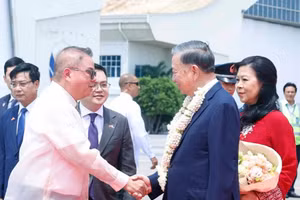 El secretario general del PCV y presidente de Vietnam, To Lam, y su esposa llegan a Manila para iniciar una visita de Estado a Filipinas. (Foto: Thong Nhat/VNA)