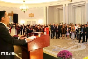 El embajador vietnamita en Canadá, Pham Vinh Quang, habla en la ceremonia conmemorativa por el Día Nacional de Vietnam en septiembre pasado. (Foto: VNA)