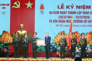 El secretario general del PCV, To Lam, entrega la Orden Ho Chi Minh al Cuerpo de Ingenieros.