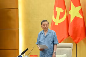 El secretario general del PCV y presidente del país, To Lam, jefe de la delegación número 10 de inspección y supervisión del Buró Político, pronuncia las conclusiones de la reunión. (Foto: DUY LINH)