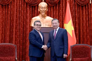 El secretario general del Partido Comunista y presidente de Vietnam, To Lam (derecha), y el embajador de Palestina, Saadi Salama, durante la recepción. 