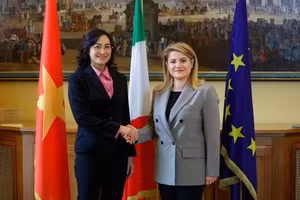 La viceministra de Industria y Comercio, Phan Thi Thang (izquierda), y la subsecretaria de Estado de Asuntos Exteriores y Cooperación Internacional de Italia, Maria Tripodi (Foto: Ministerio de Industria y Comercio de Vietnam)