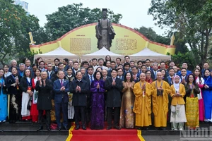 El presidente Luong Cuong y su esposa, Nguyen Thi Minh Nguyet, junto con delegados y compatriotas vietnamitas en el Monumento al Rey Ly Thai To.