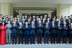 El secretario general del Partido Comunista de Vietnam (PCV), To Lam, junto con dirigentes y exlíderes del Partido y del Estado, asiste a la ceremonia conmemorativa por el 95º aniversario de la Oficina del Comité Central del Partido.