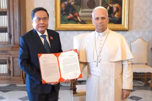 El presidente de la ANV, Tran Thanh Man, entrega al Papa León XIV la carta del secretario general del Partido Comunista de Vietnam y presidente de la República, To Lam.