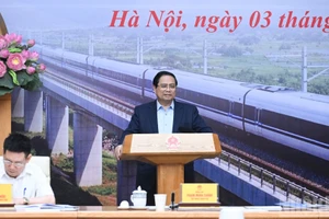 El primer ministro Pham Minh Chinh preside la reunión. (Foto: VNA)