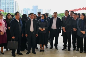 Tran Cam Tu y los delegados inspeccionan los preparativos del XIV Congreso Nacional del PCV en el Centro Nacional de Convenciones.