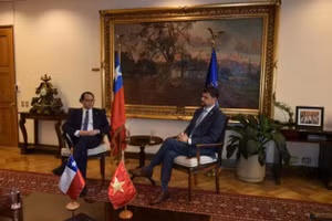 El embajador Nguyen Viet Cuong se reúne con el presidente de la Comisión de Relaciones Exteriores de la Cámara de Diputadas y Diputados de Chile. (Foto: Embajada de Vietnam en Chile)
