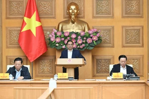 El primer ministro Pham Minh Chinh preside la conferencia.