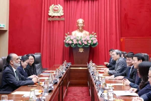 El general Luong Tam Quang, ministro de Seguridad Pública de Vietnam, recibe a Amandeep Singh Gill, secretario general adjunto de las Naciones Unidas (ONU) y enviado especial para la Tecnología. (Foto: VNA)