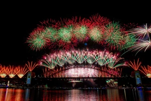 Un espectáculo pirotécnico despierta la admiración de los presentes al dar la bienvenida al Año Nuevo 2026 en el puente del puerto de Sídney, Australia.