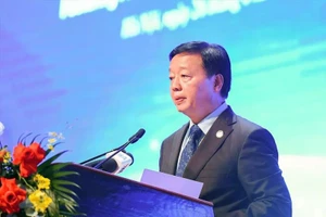 El viceprimer ministro vietnamita Tran Hong Ha habla en el evento. (Foto: VNA)