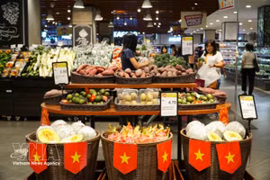 Productos vietnamitas exhibidos en la entrada de un supermercado de AEON en Malasia. (Foto: VNA)