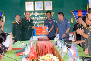 El grupo felicita y entrega obsequios a la Subregión Militar de la provincia de Koh Kong.