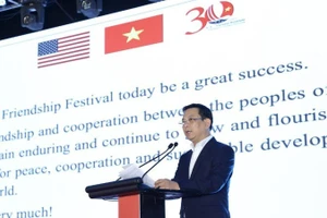 Dong Huy Cuong, vicepresidente de VUFO, habal e el evento. 