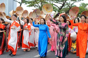[Foto] Nutria participación en desfile de ao dai en Da Nang