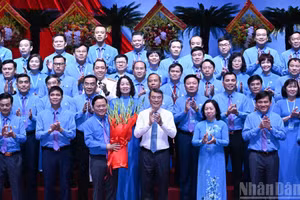  El primer ministro de Vietnam, Le Minh Hung, entrega flores para felicitar al Comité Ejecutivo de la Confederación General del Trabajo de Vietnam del XIV mandato. 