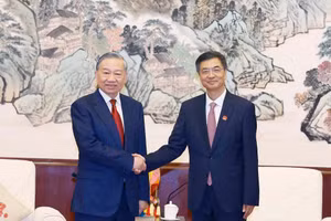 El secretario general del Partido Comunista y presidente de Vietnam, To Lam, recibe a Chen Gang, secretario del Comité del Partido de la Región Autónoma Zhuang de Guangxi. (Foto: Thong Nhat/VNA)