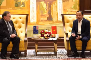 El ministro de Ciencia y Tecnología, Vu Hai Quan, recibe al científico jefe de Australia, Tony Haymet. 
