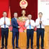 Representantes del Comité del Partido y del Consejo Popular de Thanh Hoa felicitan al nuevo presidente del Comité Popular Provincial, To Anh Dung. (Foto: Nhan Dan)
