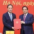 El primer ministro de Vietnam, Pham Minh Chinh, entrega la decisión al nuevo presidente de la Academia de Ciencia y Tecnología, Tran Hong Thai. (Foto: VGP)