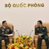El ministro de Defensa de Vietnam, general Phan Van Giang (derecha), recibe al secretario de Estado en el Ministerio de Defensa camboyano, general Prum Din. (Foto: qdnd.vn)
