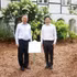 El secretario general del Partido Comunista y presidente de Vietnam, To Lam, y el primer ministro singapurense, Lawrence Wong, llevan a cabo un acto simbólico de plantación de árboles en el Jardín Botánico de Singapur. (Foto: VNA)