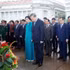 El secretario general del Partido Comunista y presidente de Vietnam, To Lam, junto con una delegación de alto nivel, deposita una ofrenda floral en homenaje al Presidente Ho Chi Minh ante su estatua. Foto: VNA