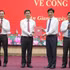 El secretario del Comité Central del Partido Comunista de Vietnam y jefe de su Comisión de Organización, Nguyen Duy Ngoc, entrega la decisión a Le Quang Tung (Foto: VGP) 