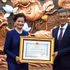 El embajador vietnamita en Camboya, Nguyen Minh Vu, entrega la Orden de la Amistad a la ex embajadora de Camboya en Vietnam, Chea Kimtha. (Foto: Nhan Dan)