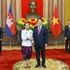 El presidente de Vietnam, Luong Cuong, recibe a la embajadora de Camboya, Touch Sopharath, durante la ceremonia.