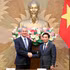 El vicepresidente de la Asamblea Nacional de Vietnam, coronel general Nguyen Doan Anh, recibe a Jean-Michel Jacques, titular de la Comisión de Defensa Nacional y Fuerzas Armadas de la Asamblea Nacional (Cámara baja) de Francia. (Foto quochoi.vn)