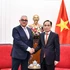 El ministro de Relaciones Exteriores de Vietnam, Le Hoai Trung (derecha), recibe al comisario de la UE para Asociaciones Internacionales, Jozef Síkela. (Foto: baoquocte.vn)
