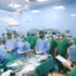 Personal médico del Hospital Bai Chay y expertos de hospitales centrales guardan un minuto de silencio en señal de agradecimiento por el noble acto del joven donante de órganos de 19 años y su familia en Quang Ninh, antes de la cirugía. (Foto: VNA)