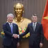 El primer ministro de Vietnam, Le Minh Hung (derecha), recibe a Tanaka Akihiko, presidente de la JICA. (Foto: VGP)