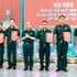 El coronel Nguyen Dinh Chuan, comisario político adjunto del Alto Mando Militar municipal y subdirector del Comité Directivo 515 de Ciudad Ho Chi Minh, entrega las decisiones para la asignación de personal a la fuerza especializada encargada de la búsqueda y la recuperación de los restos de los soldados caídos. (Foto: Nhan Dan)