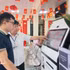 Funcionarios del Centro de Servicios Públicos de la comuna de Chi Lang, provincia de Lang Son, orientan a los residentes sobre el uso de los quioscos de servicios públicos con inteligencia artificial. (Foto: VNA) 