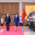 El primer ministro de Vietnam, Le Minh Hung, y su homóloga japonesa, Takaichi Sanae, pasan revista a la guardia de honor del Ejército Popular de Vietnam. (Foto: VGP)