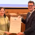 La embajadora Nguyen Thi Van Anh recibe el Certificado de Re-reconocimiento del Geoparque Mundial Non Nuoc Cao Bang. Foto: Nhan Dan