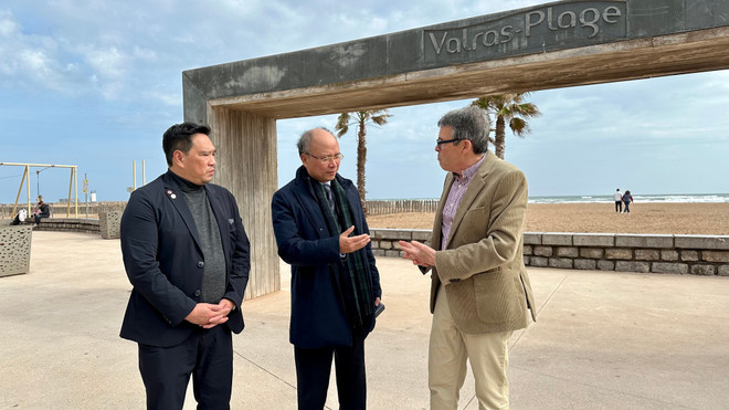 Autoridades de la urbe de Valras-Plage presentan el modelo de dique costero a la delegación vietnamita. (Foto: VNA)