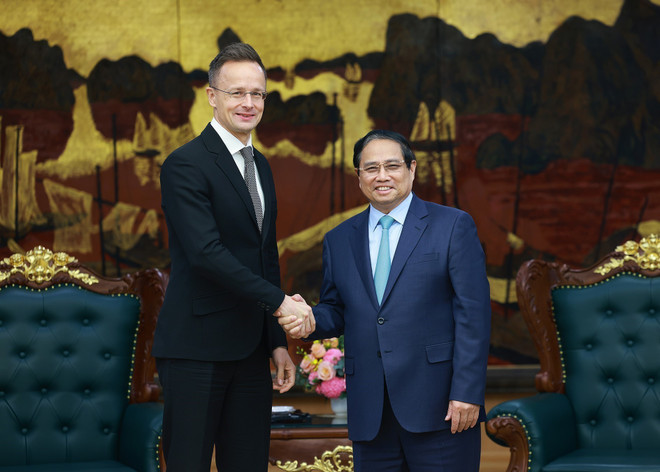 El primer ministro de Vietnam, Pham Minh Chinh (derecha), recibe al ministro de Asuntos Exteriores y Comercio de Hungría, Peter Szijjarto. (Foto: VNA) El primer ministro de Vietnam, Pham Minh Chinh (derecha), recibe al ministro de Asuntos Exteriores y Comercio de Hungría, Peter Szijjarto. (Foto: VNA)