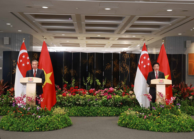 El secretario general del Partido Comunista de Vietnam, To Lam, (izquierda) y el primer ministro de Singapur, Lawrence Wong, en la rueda de prensa. (Foto: VNA)