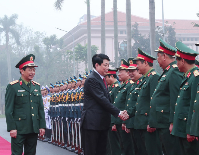 El presidente de Vietnam, Luong Cuong, saluda a los dirigentes del Ministerio de Defensa (Fuente: VNA) El presidente de Vietnam, Luong Cuong, saluda a los dirigentes del Ministerio de Defensa (Fuente: VNA)