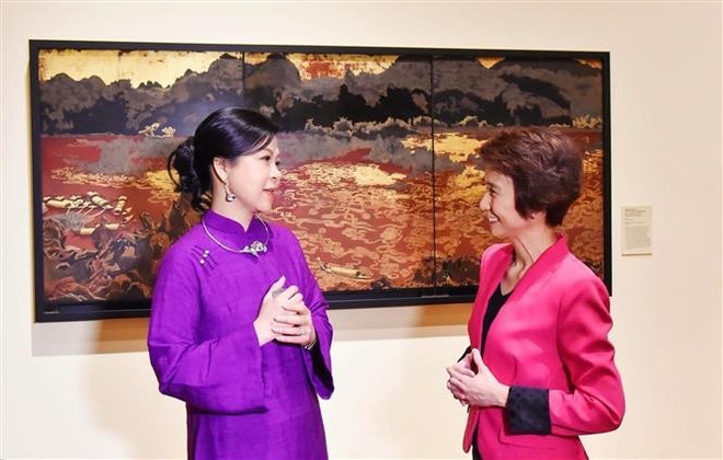 Ngo Phuong Ly (izquierda) recorre la Galería Nacional de Singapur junto con Low Yen Ling, ministra principal de Estado del Ministerio de Cultura, Comunidad y Juventud y el Ministerio de Comercio e Industria. (Foto: VNA)