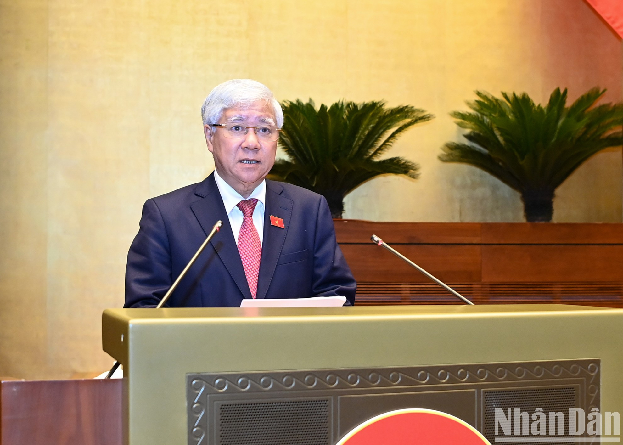 El presidente del Comité Central del Frente de la Patria de Vietnam, Do Van Chien, presenta un informe que resume las opiniones y recomendaciones de los votantes enviadas al séptimo período de sesiones de la AN (XV legislatura). El presidente del Comité Central del Frente de la Patria de Vietnam, Do Van Chien, presenta un informe que resume las opiniones y recomendaciones de los votantes enviadas al séptimo período de sesiones de la AN (XV legislatura).